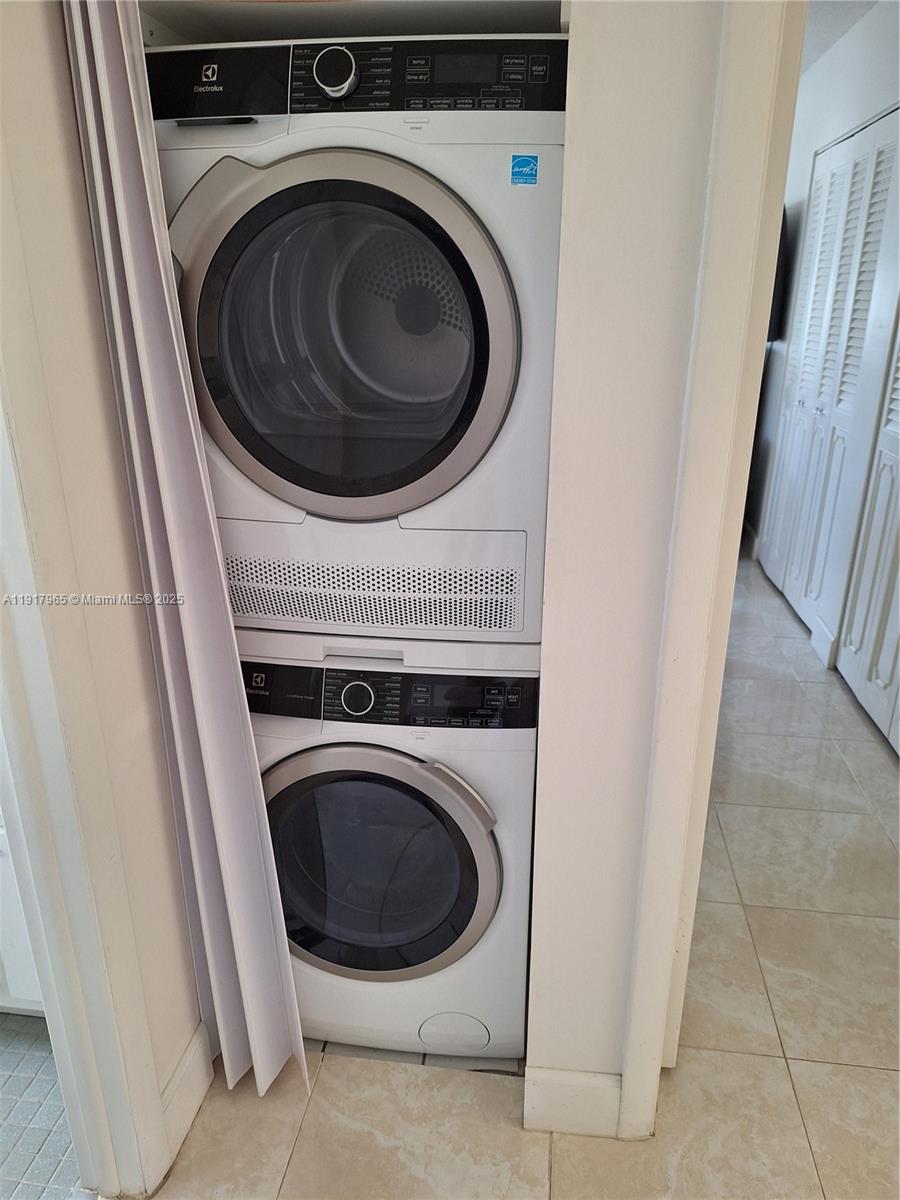 MEADOWBROOK LAKES CONDO - Residential