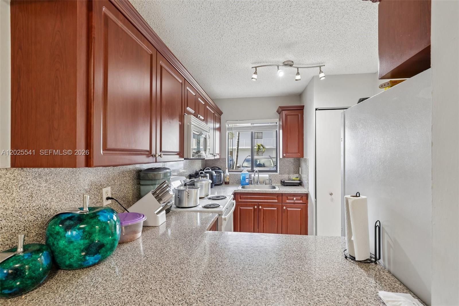 VILLAMORE CONDO - Residential