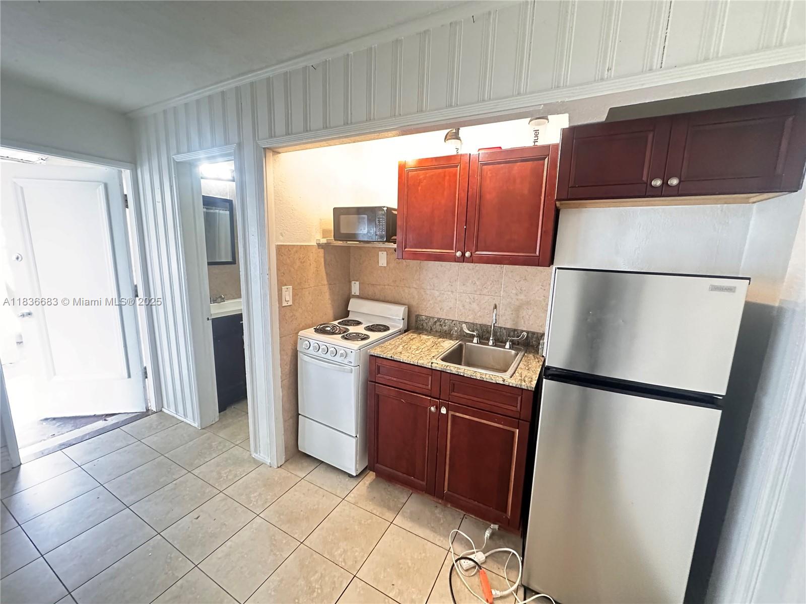 Cozy space for lease. FPL, water, and garbage are included. One parking spot.