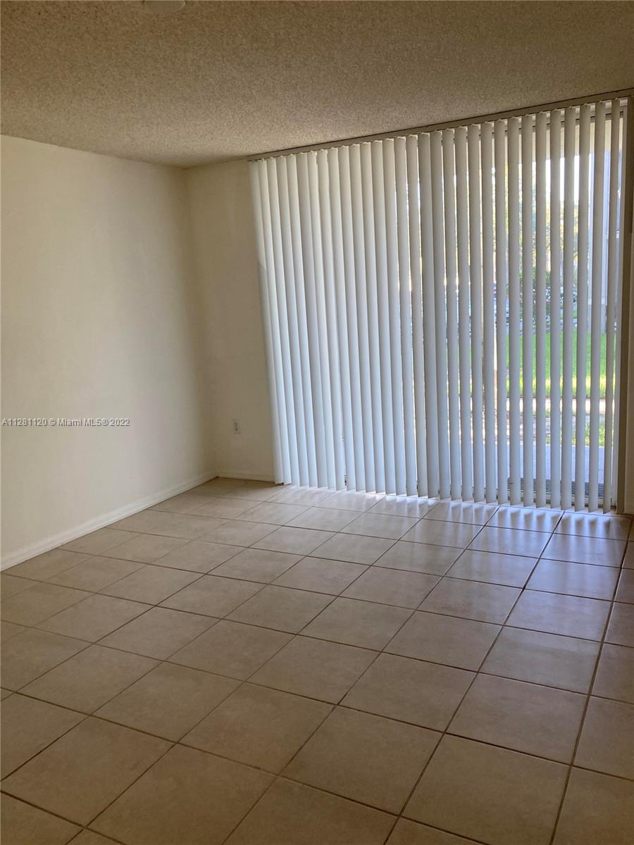 West Pembroke Pines Beauty. Ground Floor Spacious 1/1, All amenities, Gate entrance, Washer/Dryer in unit. Close to transportation, hwy., shopping, schools, Tri-rail. The best malls in Broward close by.