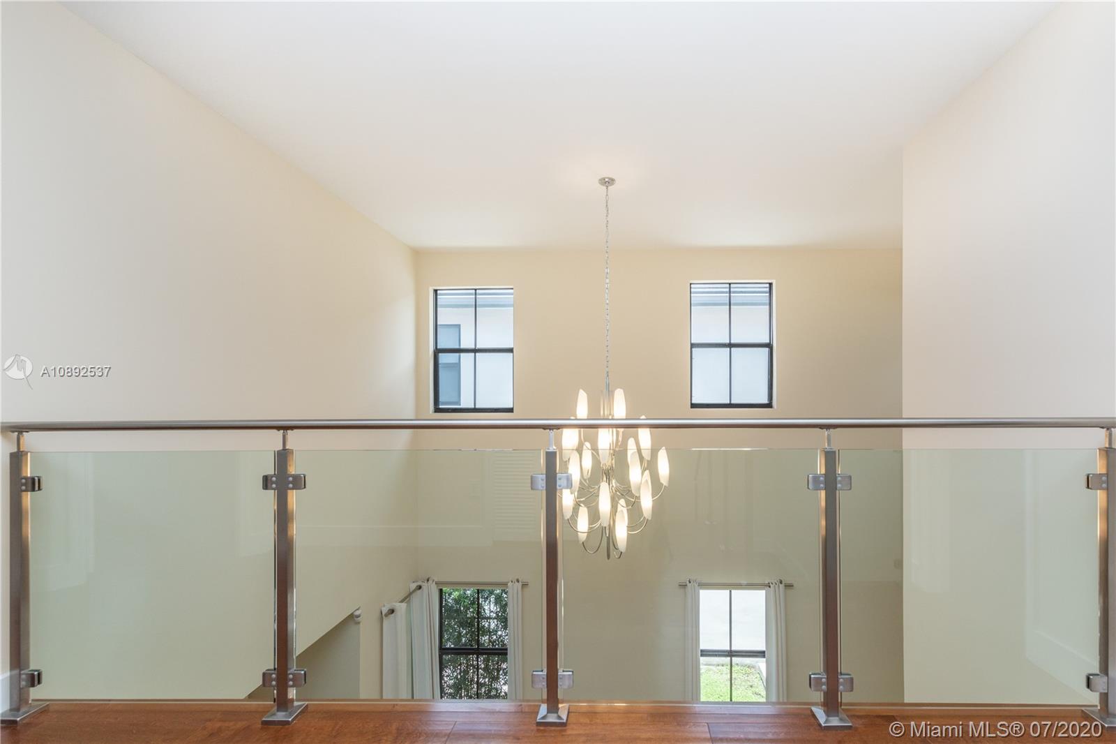 VINTAGE ESTATES - Residential