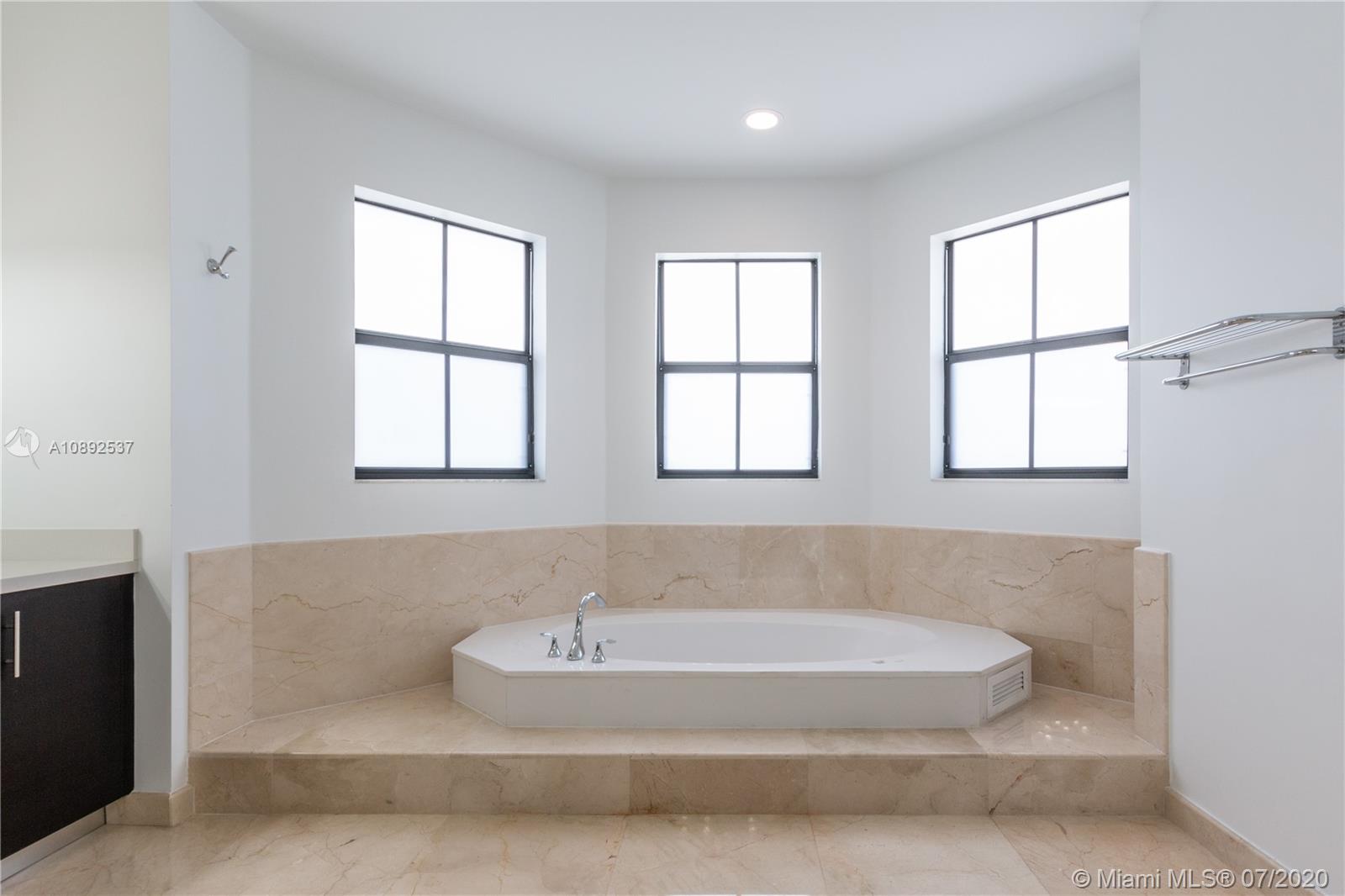 VINTAGE ESTATES - Residential