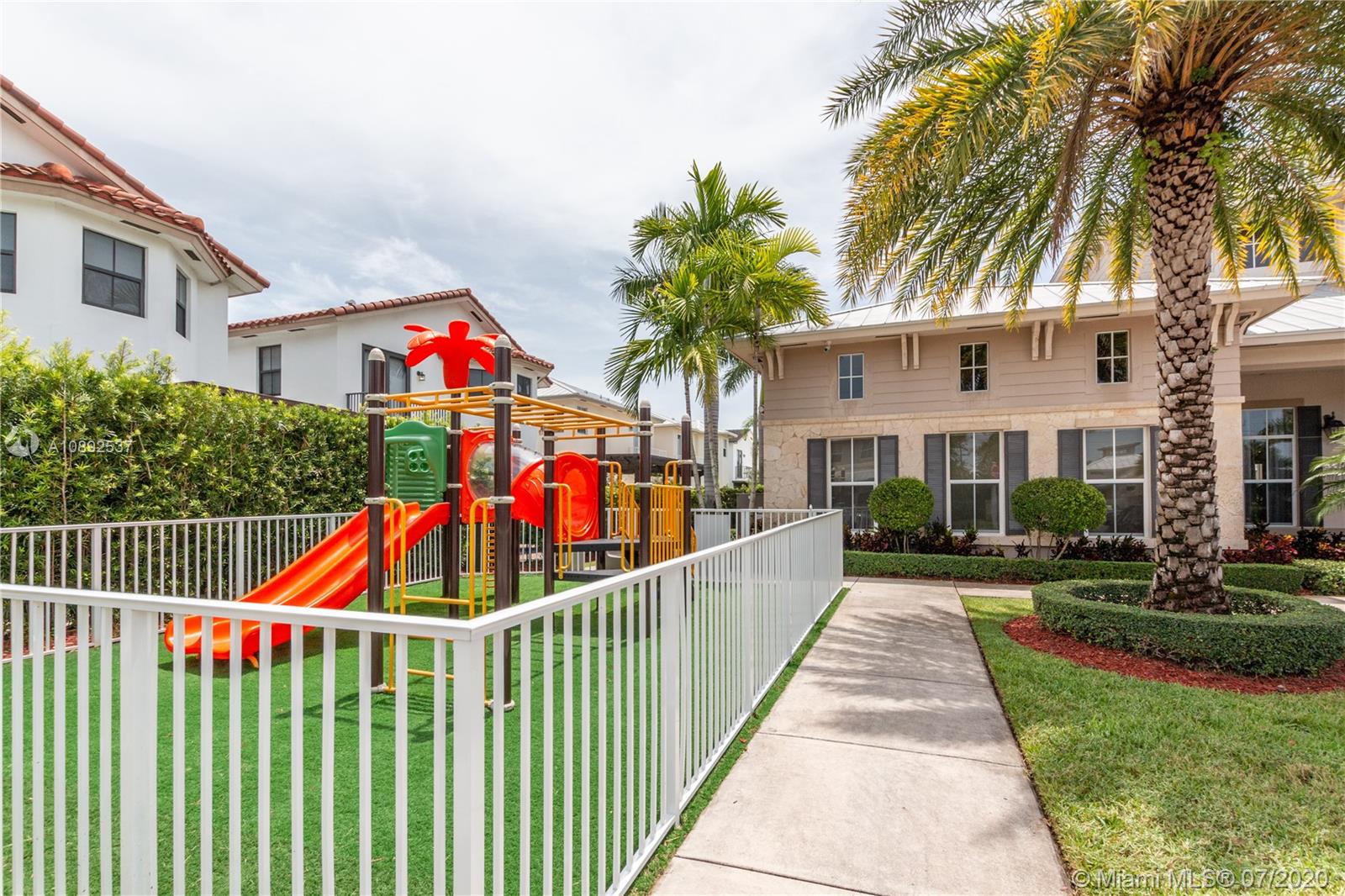 VINTAGE ESTATES - Residential
