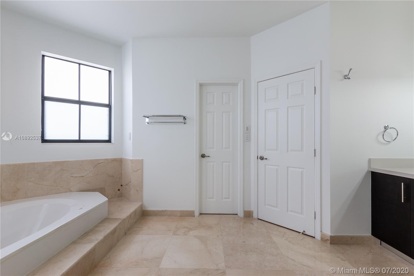 VINTAGE ESTATES - Residential