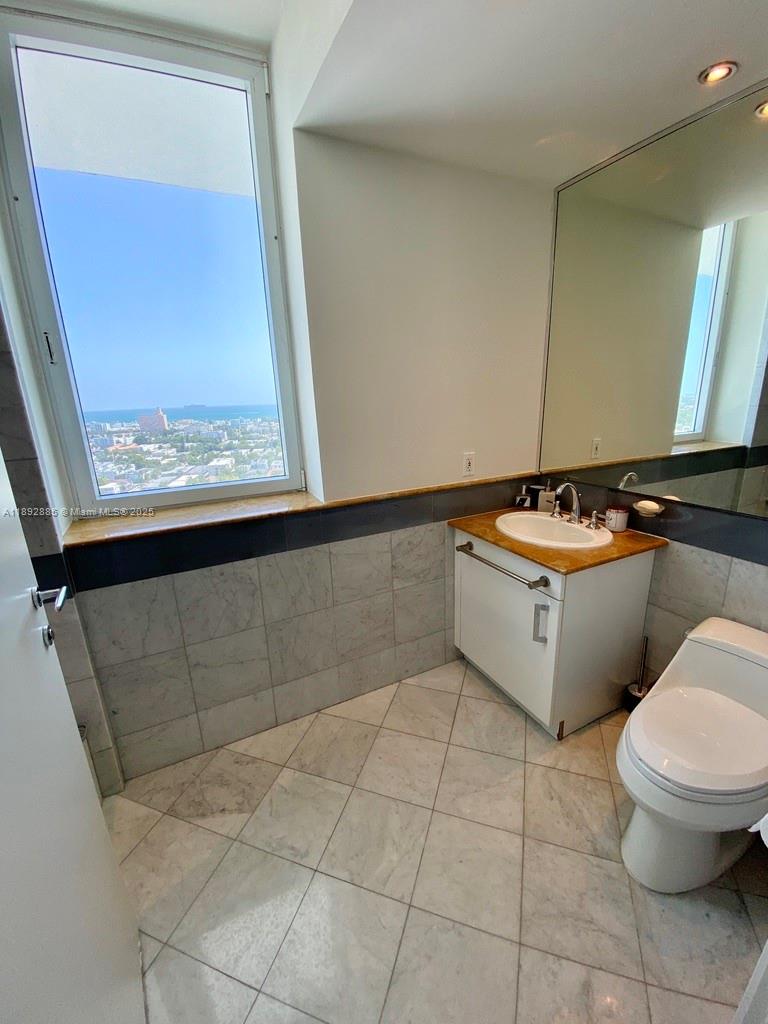 THE BENTLEY BAY CONDO - Residential Lease