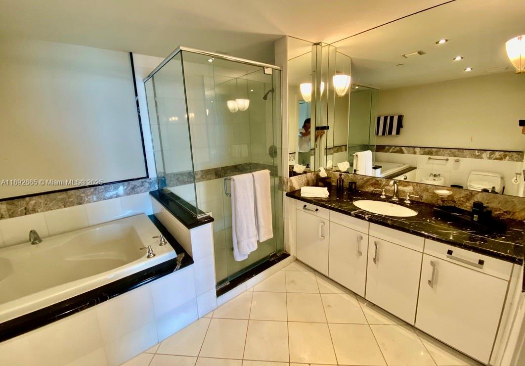 THE BENTLEY BAY CONDO - Residential Lease