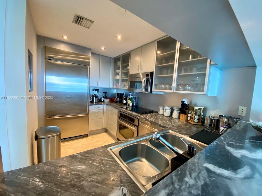 THE BENTLEY BAY CONDO - Residential Lease