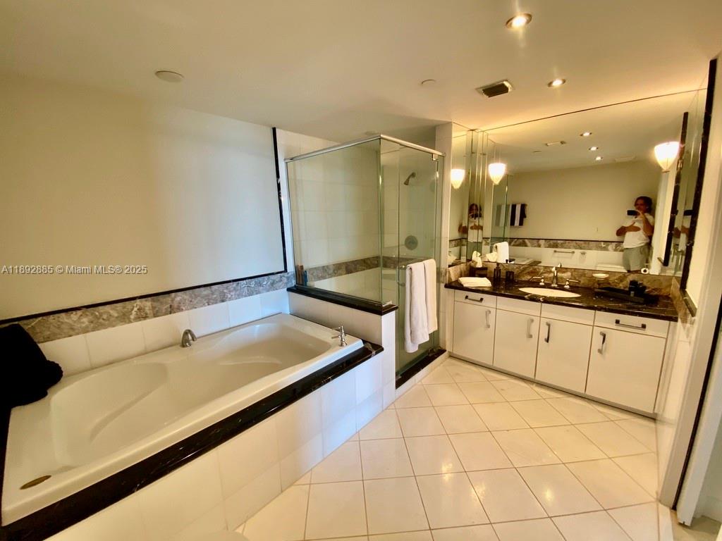 THE BENTLEY BAY CONDO - Residential Lease