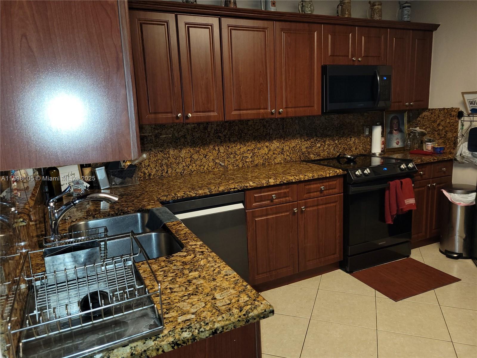 TWIN LAKES MANOR SUB - Residential Lease