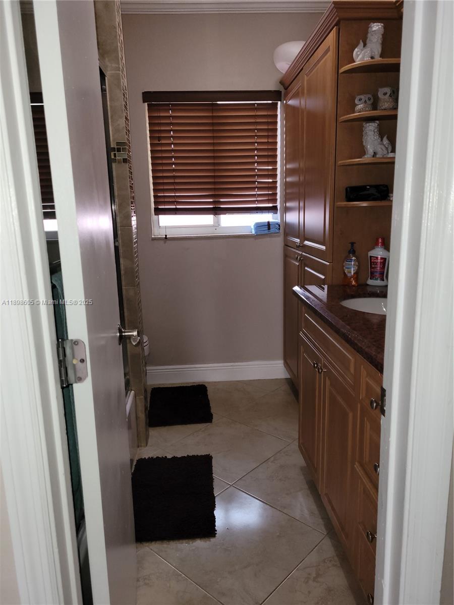 TWIN LAKES MANOR SUB - Residential Lease