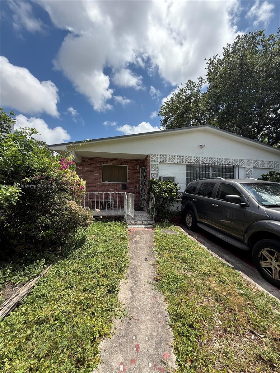 1110 Nw 41st St, Miami, Broward County, Florida - 5 Bedrooms  
4 Bathrooms - 