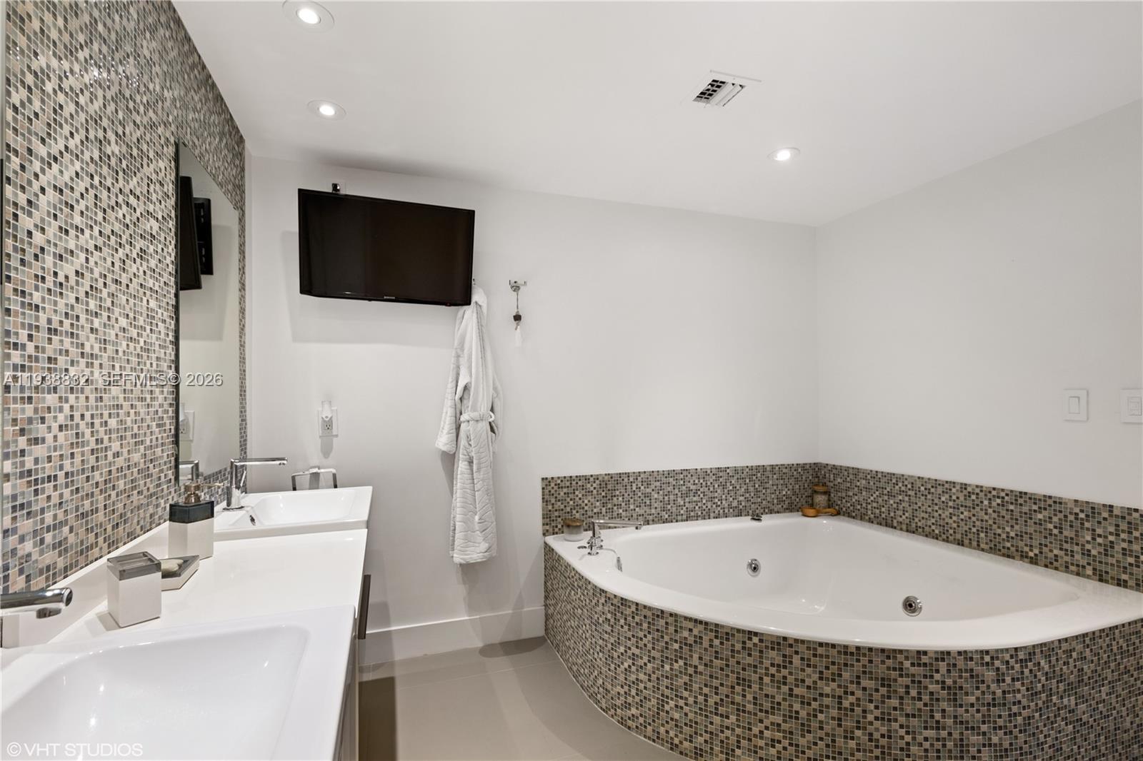 TURNBERRY ISLE SOUTH COND - Residential