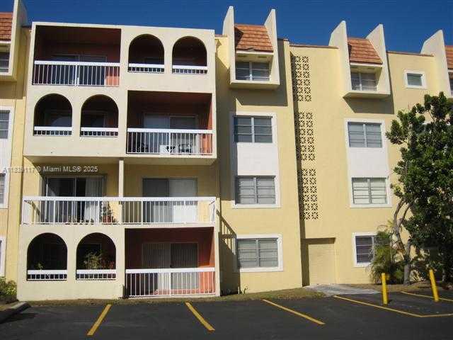 NICE UPDATED UNIT ON TOP FLOOR IN DESIRABLE KINGS CREEK! IN THE PAST FEW YEARS, THE ASSOCIATION HAS INSTALLED NEW IMPACT WINDOWS AND SLIDING DOOR, NEW FRONT DOOR, AND IS CURRENTLY PAINTING ALL THE BUILDINGS. PLENTY OF CLOSETS AND STORAGE SPACE. LOADS OF PARKING. AMENITIES INCLUDE: CLUBHOUSES, POOLS, TENNIS, RACQUETBALL, EXERCISE ROOM AND MORE! COMMUNITY HAS ROVING SECURITY. CONVENIENT LOCATION NEAR DADELAND, EXPRESSWAYS, METRORAIL AND HOSPITALS.