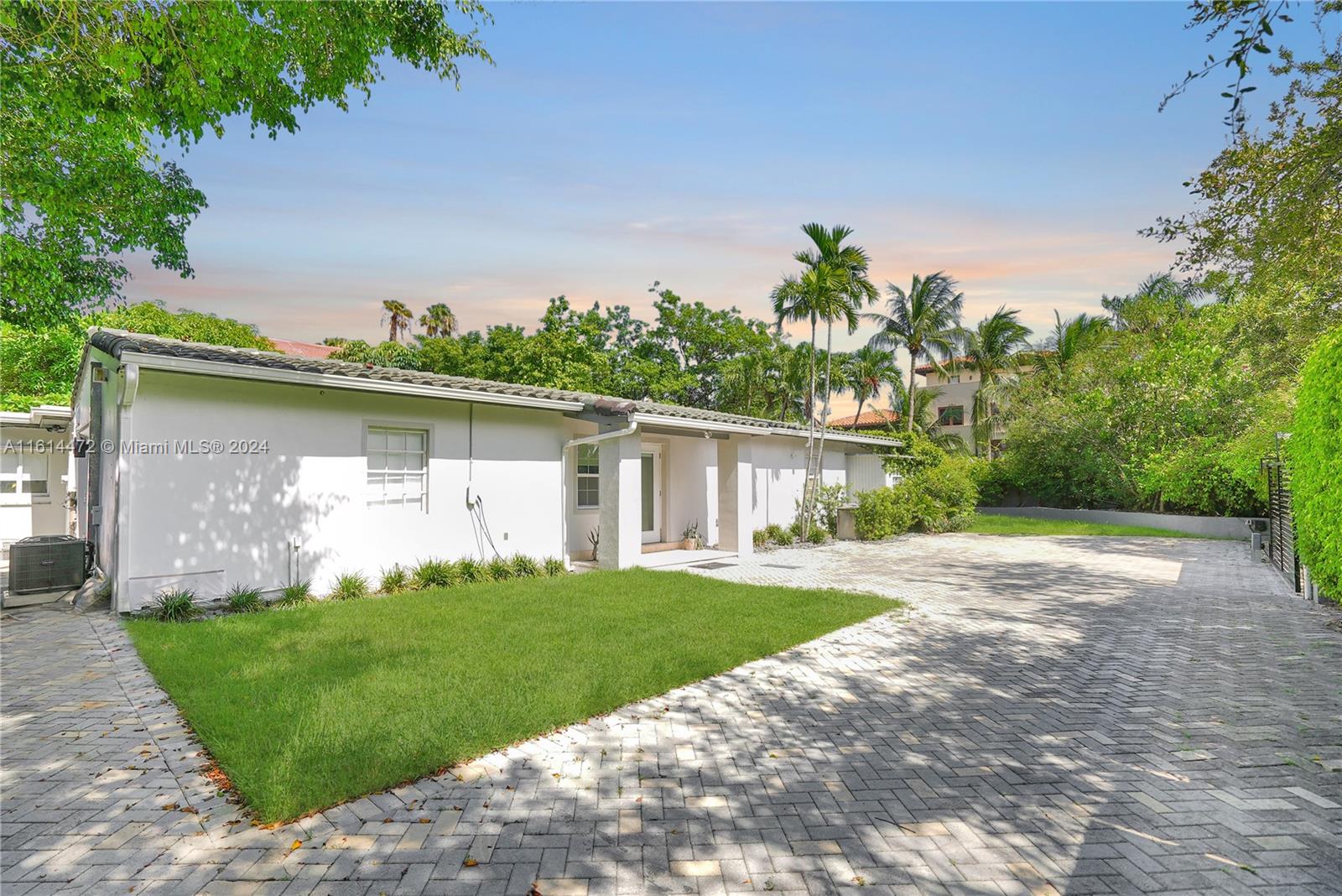 Opportunity in Key Biscayne!
Exceptional corner property with 9,000 sq ft of land. Recently renovated and with approved plans for a new construction. Prime location near schools, parks, shopping centers, and the beach. Ideal for building your dream home or as a lucrative investment. Currently rented for $12,000 per month, ensuring immediate income. Photos are renders of the planned future construction. Don’t miss this unique opportunity in Key Biscayne!