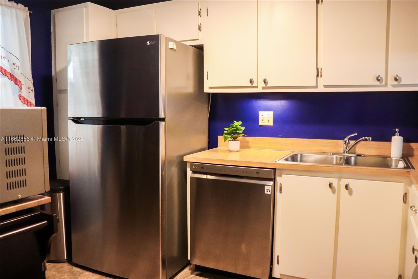 GOLDEN LAKES VILLAGE COND - Residential