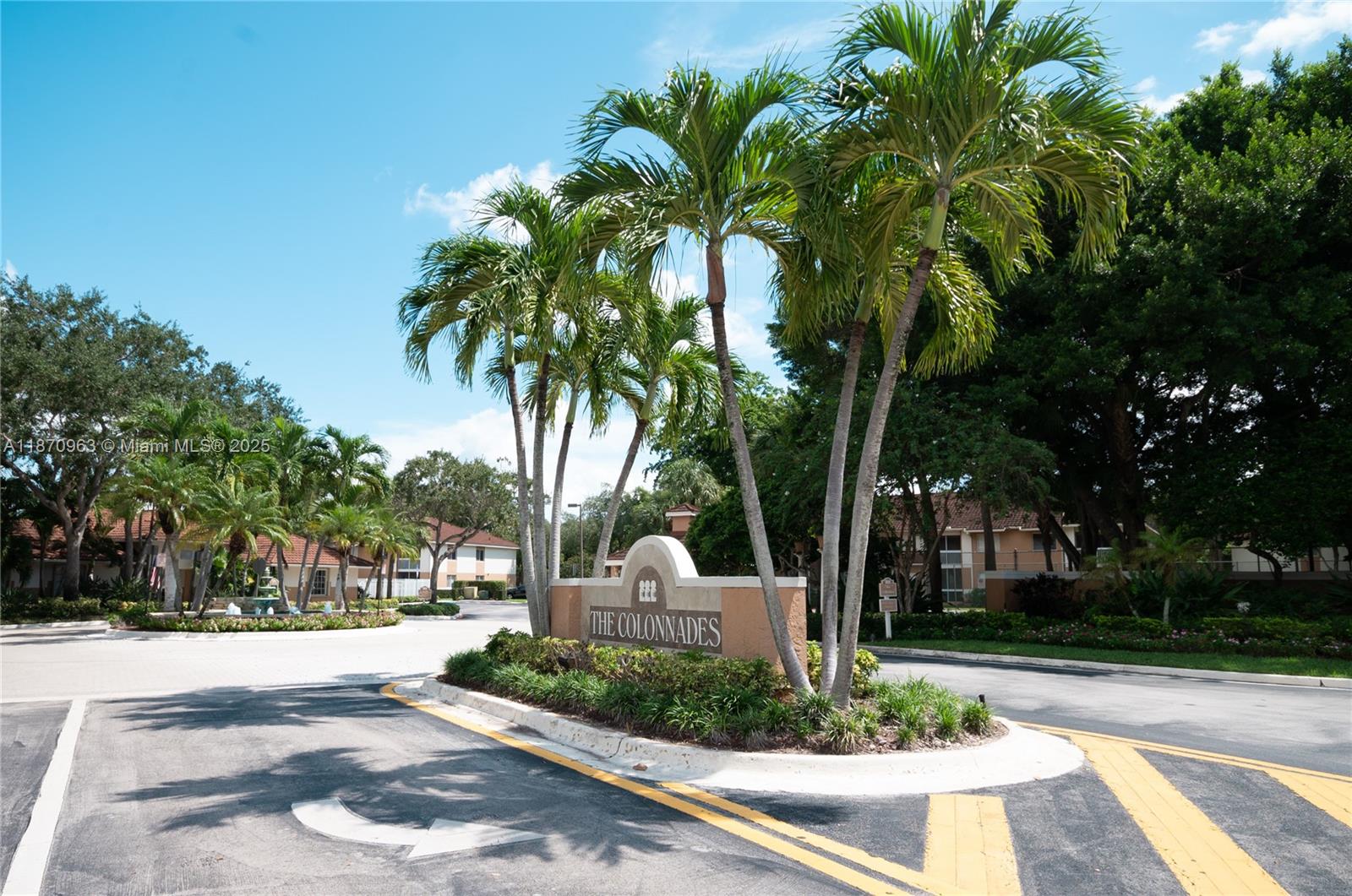 Located on the first floor, this spacious and bright 2 bedroom, 2 bathroom condo is the perfect combination of comfort, functionality, and natural charm.
The apartment features: Open-plan living and dining room; kitchen equipped with stove, refrigerator, dishwasher, and ample storage space; functional closets in each bedroom; laundry area with washer and dryer included; spacious and well-distributed spaces.
Its greatest attraction is the direct view of a beautiful garden, which fills every corner of the home with natural light and brightness, creating a warm and welcoming atmosphere.
Furthermore, the property is in a prime location, surrounded by greenery and right across from Plantation's beautiful Central Park, ideal for enjoying nature, outdoor activities, and quality of life.