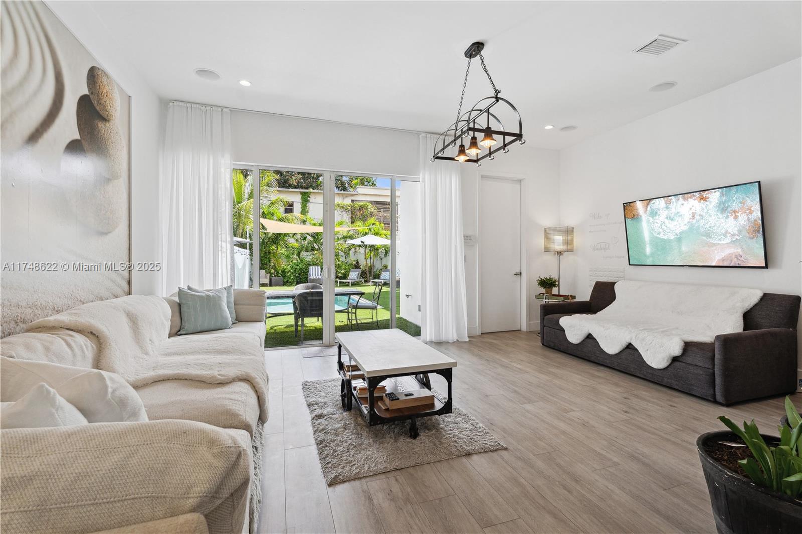 AMND MIAMI SUBURBAN ACRES - Residential Lease