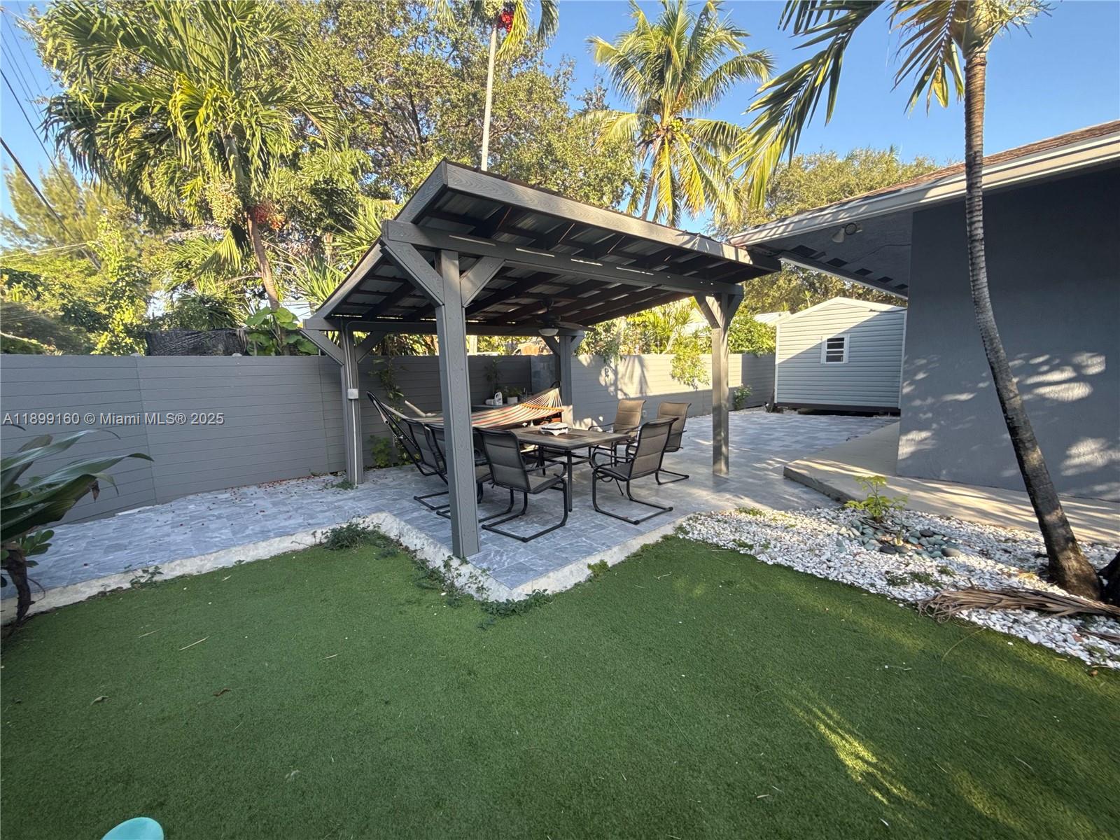 HOLLYWOOD ESTATES - Residential Income