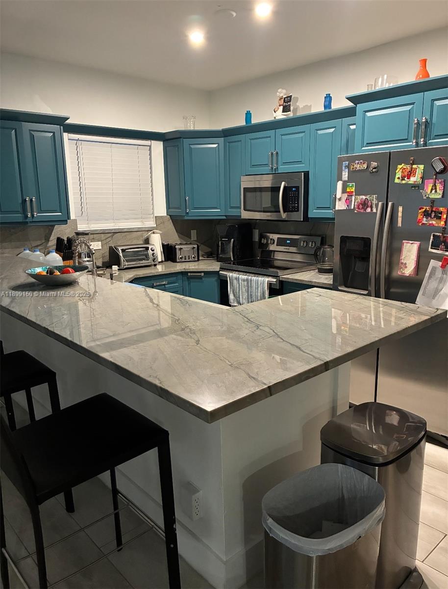 HOLLYWOOD ESTATES - Residential Income