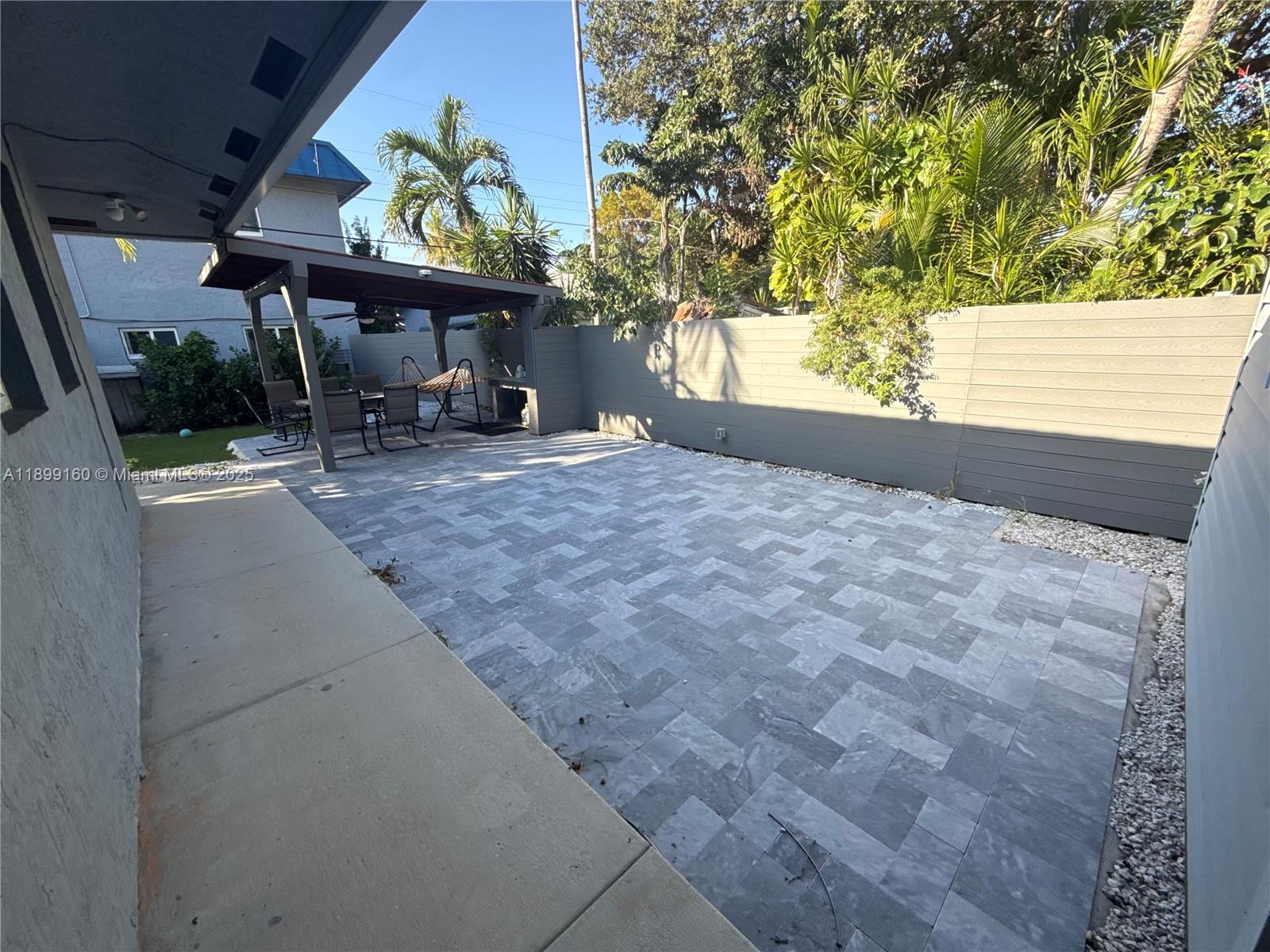 HOLLYWOOD ESTATES - Residential Income