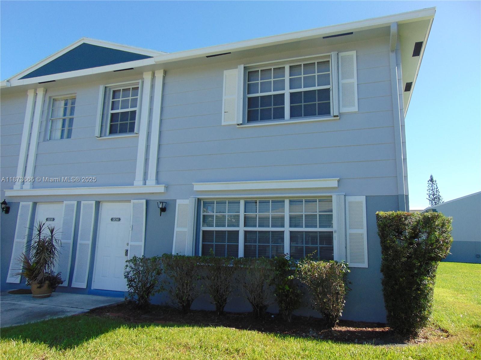 Spacious 3/2.5 CORNER UNIT in Arrowhead Golf & Tennis. NEWER A/C. Laminate and tile throughout. SERENE FENCED BACK YARD great for relaxing and entertaining. Nice COMMUNITY POOL AND PLAYGROUND area. Located near GREAT SHOPPING AND EASY HIGHWAY ACCESS. All offers MUST HAVE 1ST month & 2 months security deposit, tenant application, DL's, proof of income, and credit report with minimum 650 score, per landlord - see below. One pet under 20lbs allowed - NO EXCEPTIONS! Association approval required, usually within 2-3 weeks. **READ BROKER'S REMARKS!!**