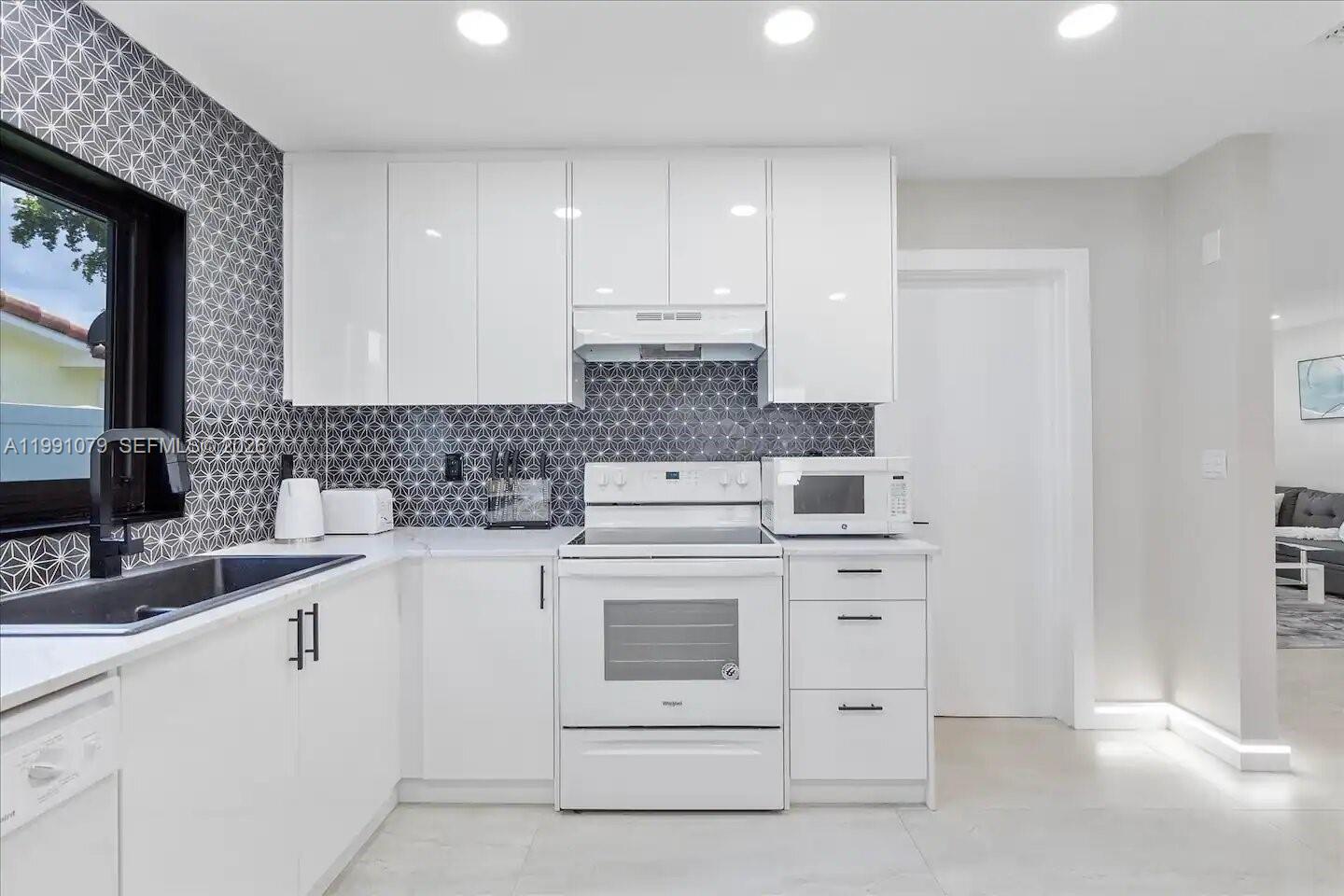 233 SE 4th Ter, Dania Beach, FL, 33004/$629,000 4 233 SE 4th Ter