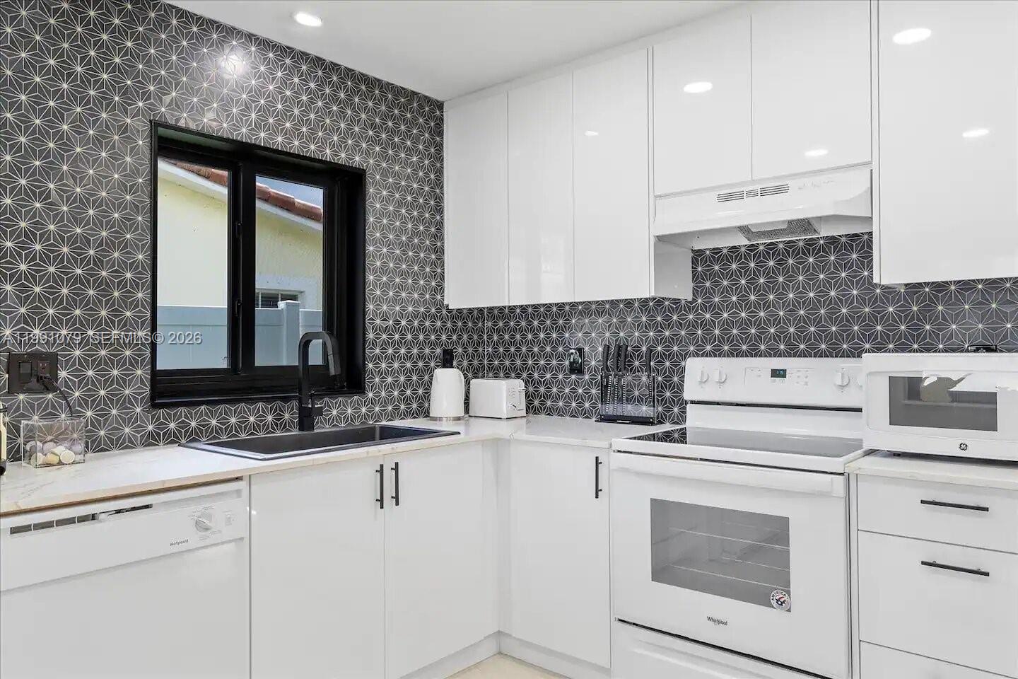 233 SE 4th Ter, Dania Beach, FL, 33004/$629,000 3 233 SE 4th Ter