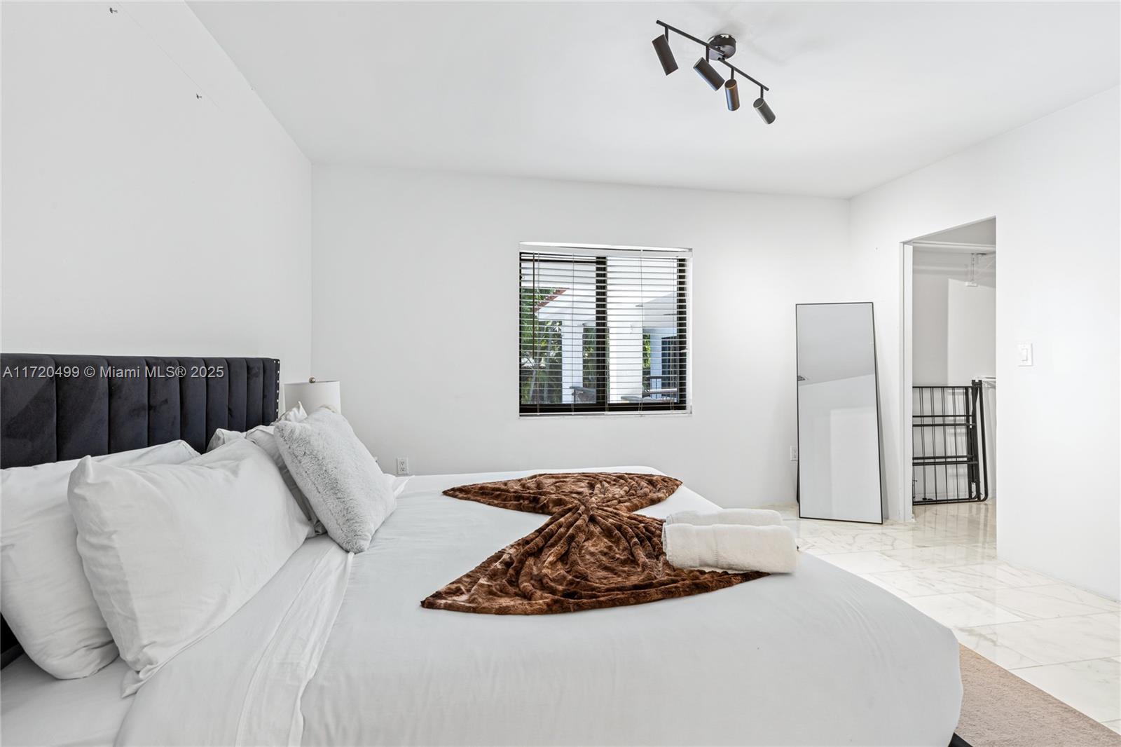 COUNTRY CLUB ADDN - Residential Lease