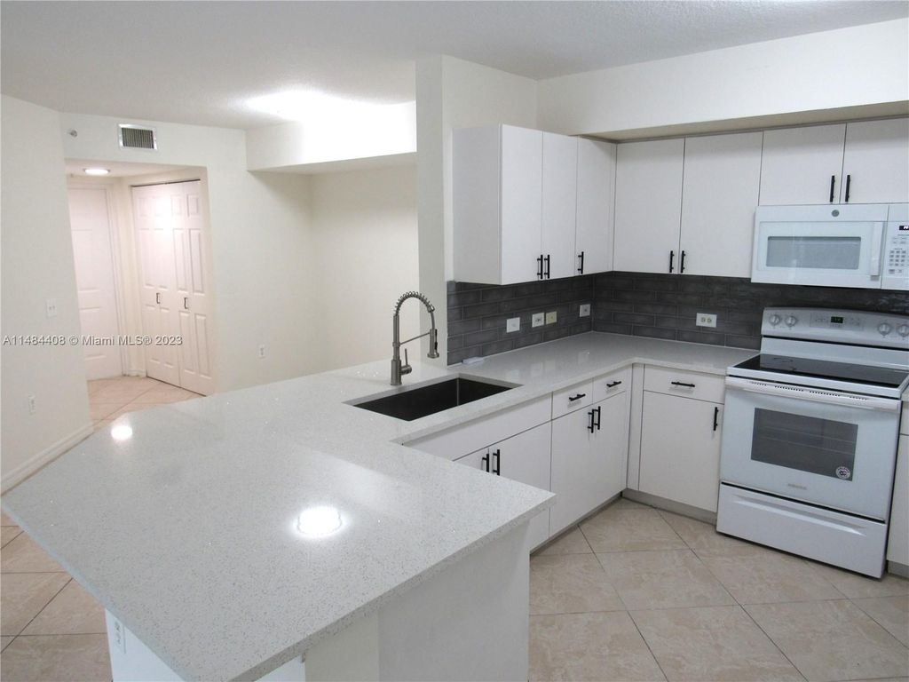 Photo of 811 Villa Cir #811, Boynton Beach, FL 33435 (MLS # A11484408)