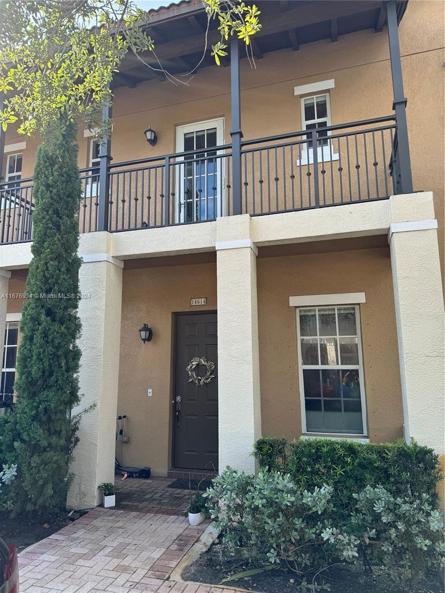 Beautiful and Spacious Townhouse in a beautiful, secure, family-friendly community with lots of amenities to enjoy. Light Bright home with many upgrades, including kitchen and stairs. Community has several parks to enjoy, pools, gym, walking paths, security and much more. Centrally located near major roads like I-75, Pines Blvd, etc., and shopping, restaurants, banks, and schools. Great value in an excellent location!