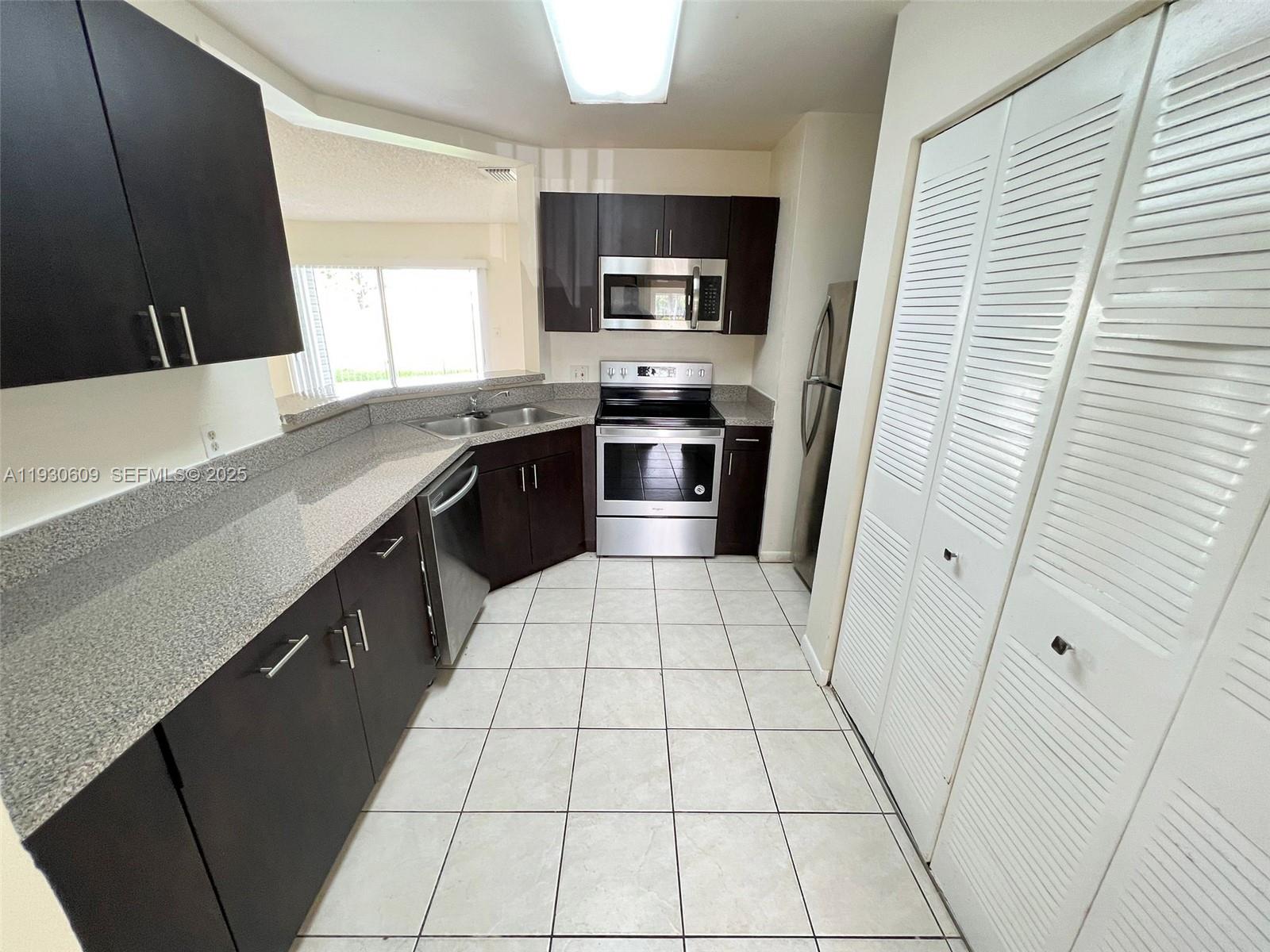 SUMMER LAKE - Residential