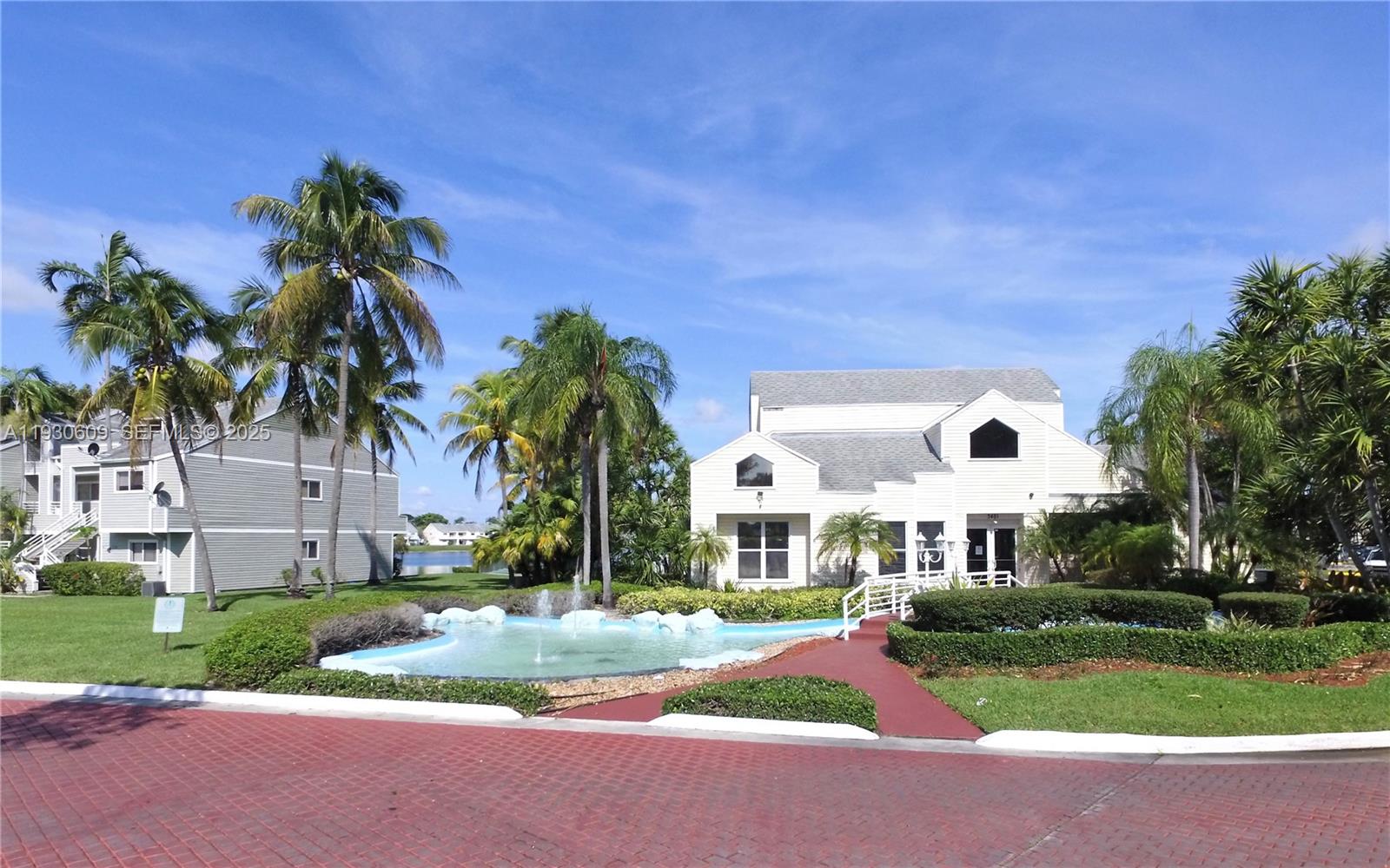 SUMMER LAKE - Residential