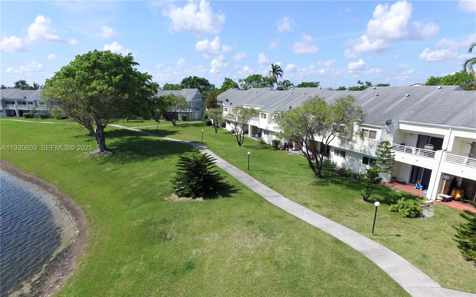 SUMMER LAKE - Residential