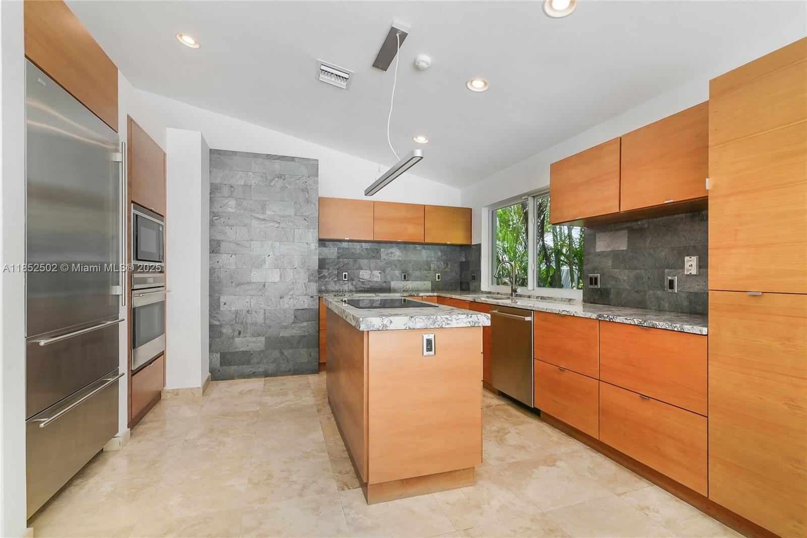 GOLDEN BEACH SEC D - Residential