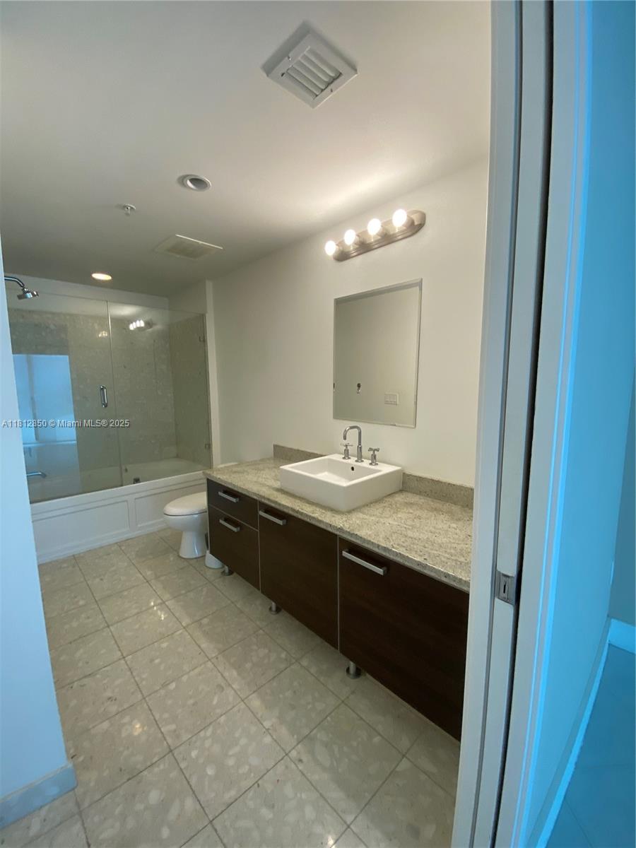185 SW 7 ST 2904