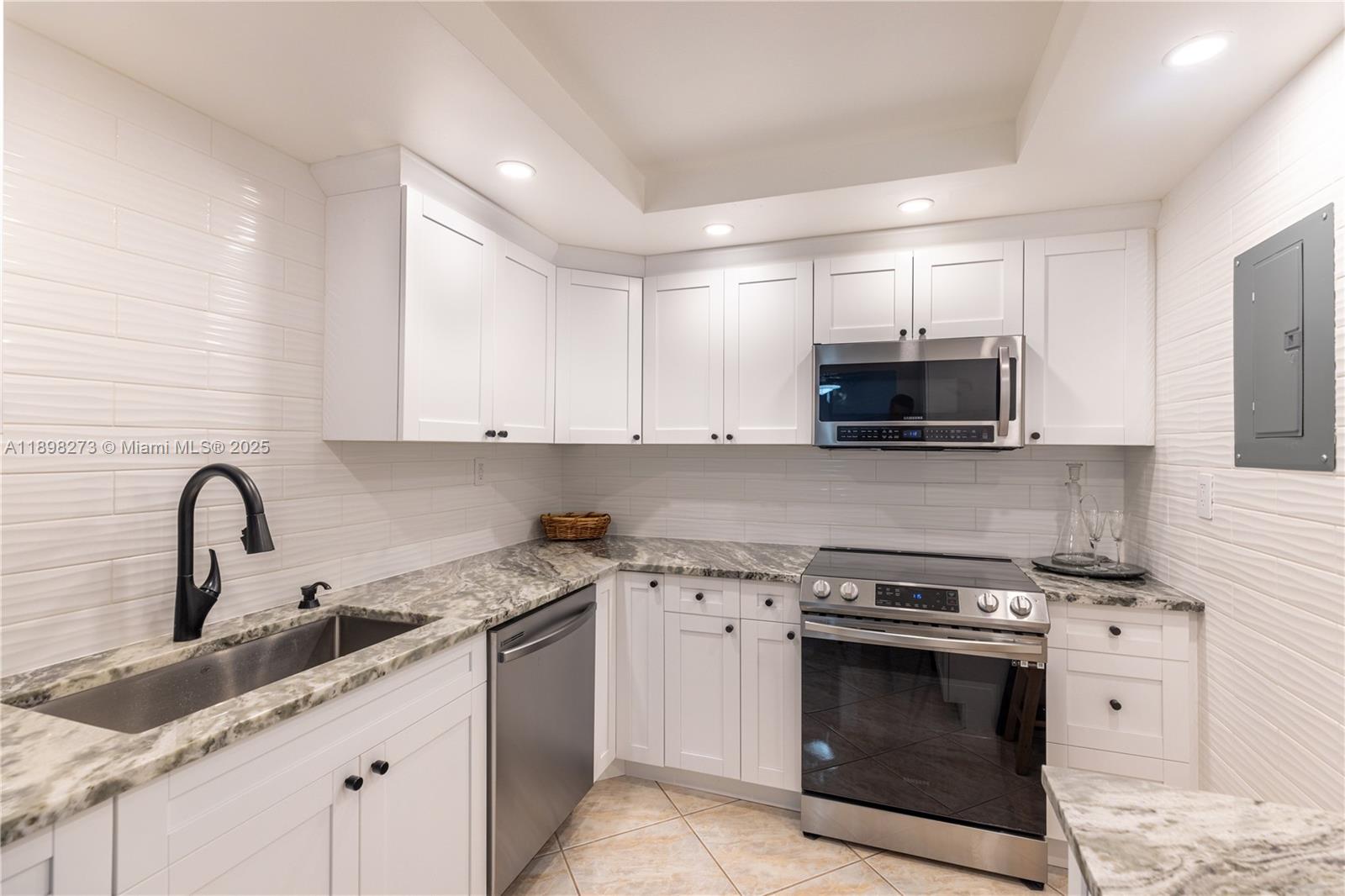 SILVER THATCH ATLANTIC PLZ - Residential Lease