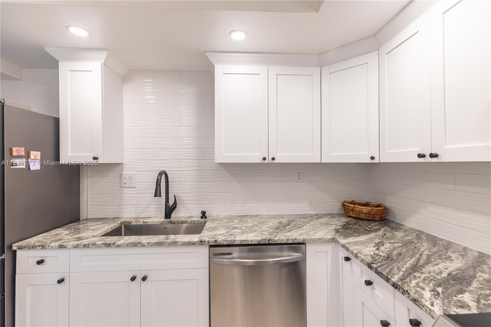 SILVER THATCH ATLANTIC PLZ - Residential Lease