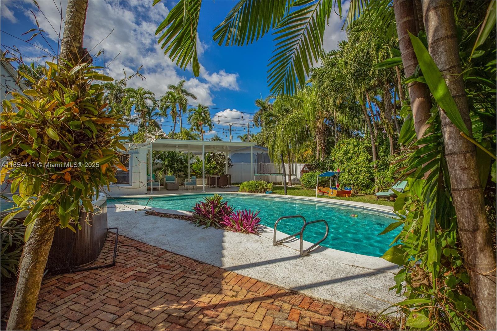 HOLLYWOOD LAKES SECTION - Residential