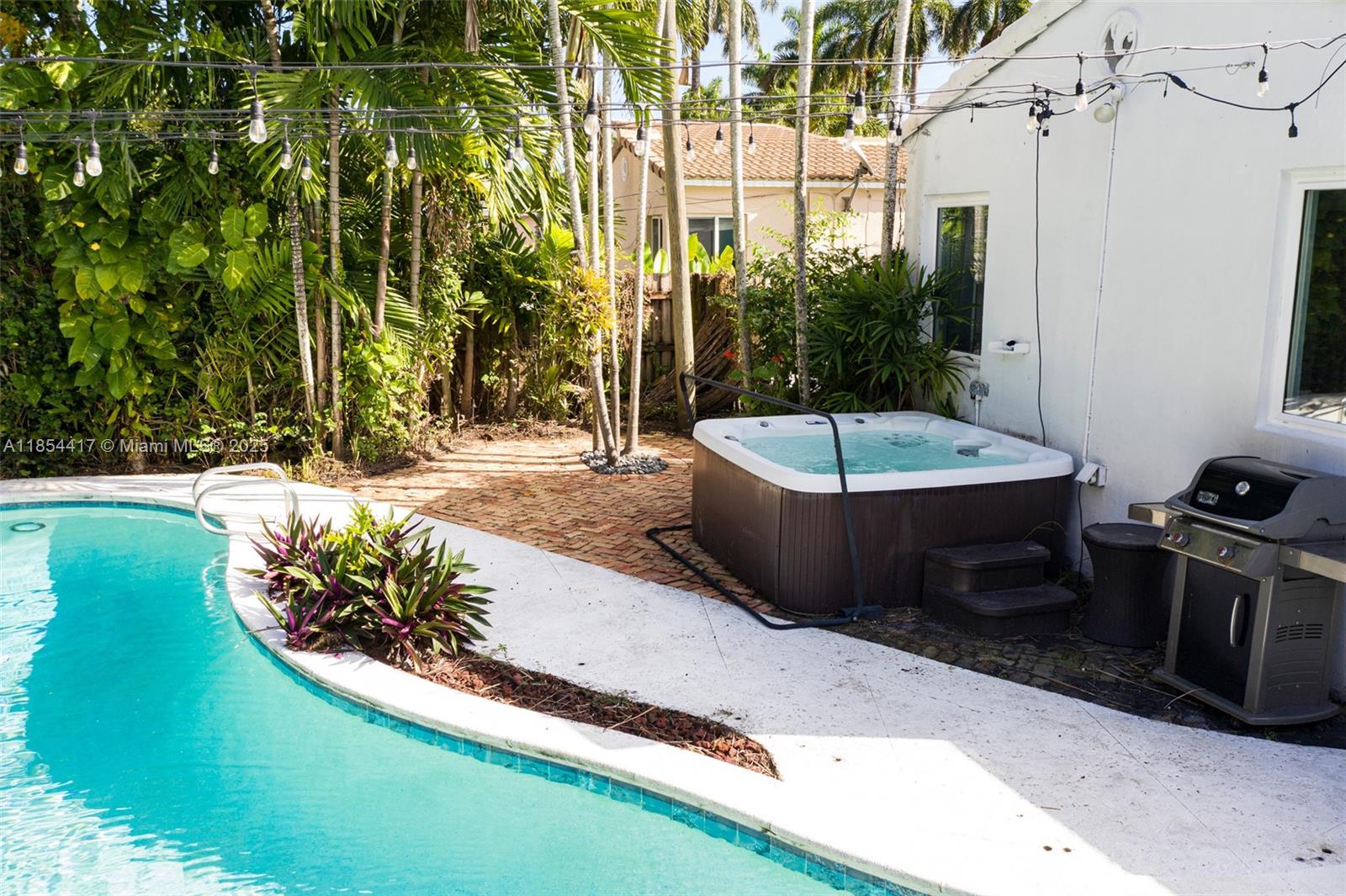 HOLLYWOOD LAKES SECTION - Residential