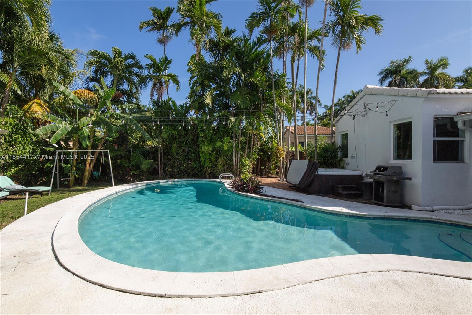 HOLLYWOOD LAKES SECTION - Residential