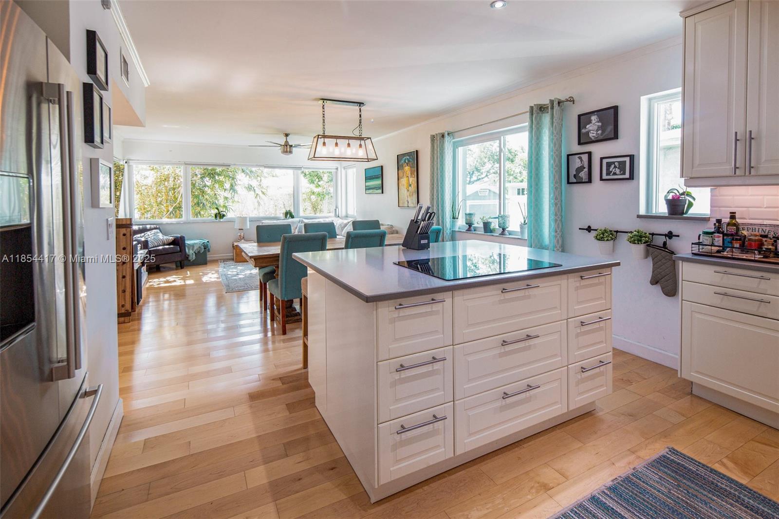 HOLLYWOOD LAKES SECTION - Residential