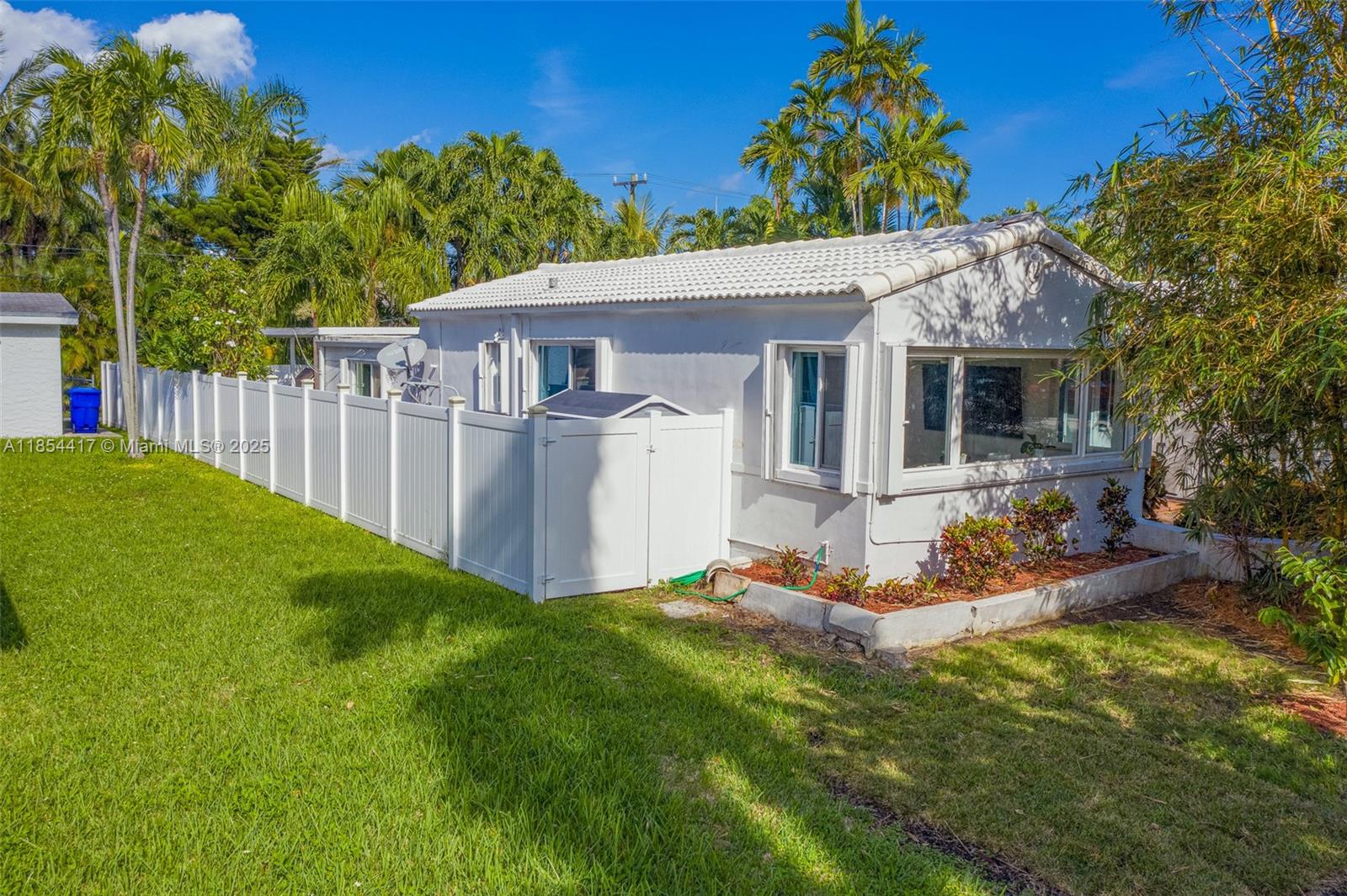 HOLLYWOOD LAKES SECTION - Residential