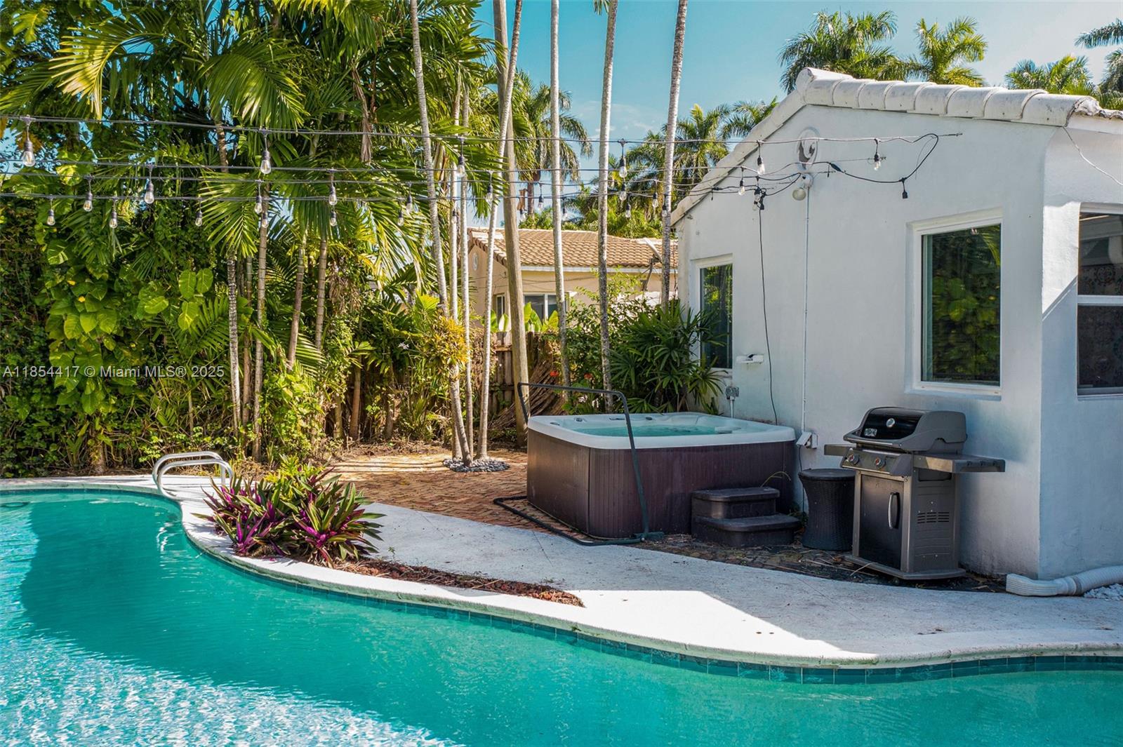 HOLLYWOOD LAKES SECTION - Residential