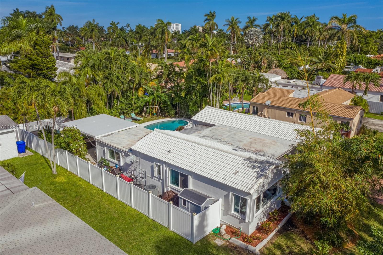 HOLLYWOOD LAKES SECTION - Residential