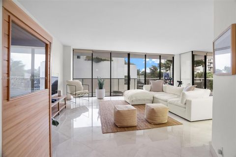 Photo of 20281 E Country Club Dr #M1, Aventura, FL 33180 (MLS # A11903873) Photo of 20281 E Country Club Dr #M1, Aventura, FL 33180 (MLS # A11903873)