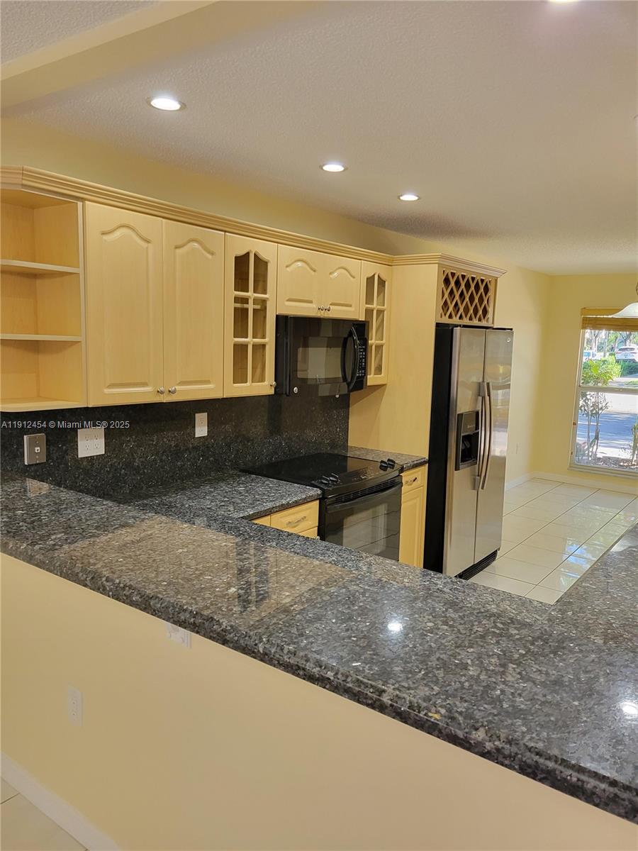 HOLLYWOOD GARDENS CONDOMI - Residential Lease