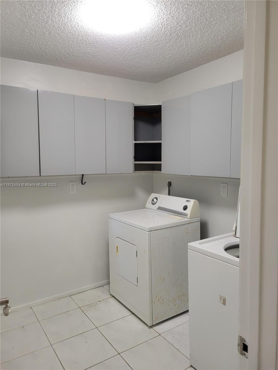 HOLLYWOOD GARDENS CONDOMI - Residential Lease