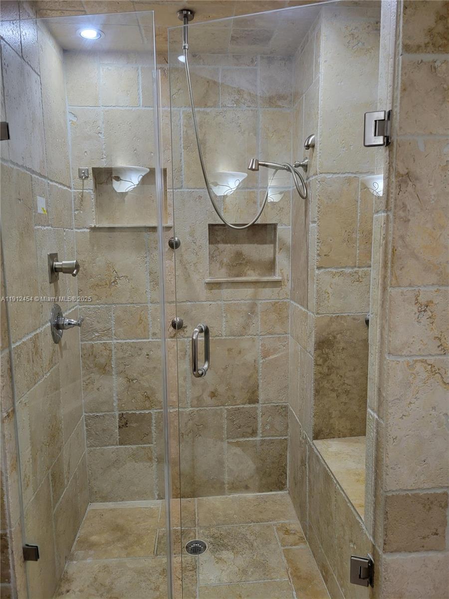 HOLLYWOOD GARDENS CONDOMI - Residential Lease