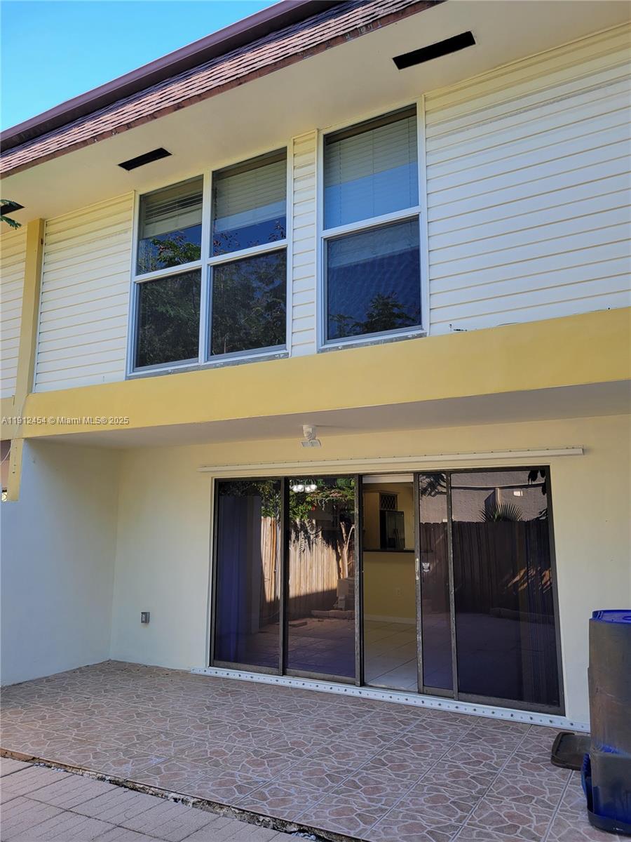 HOLLYWOOD GARDENS CONDOMI - Residential Lease