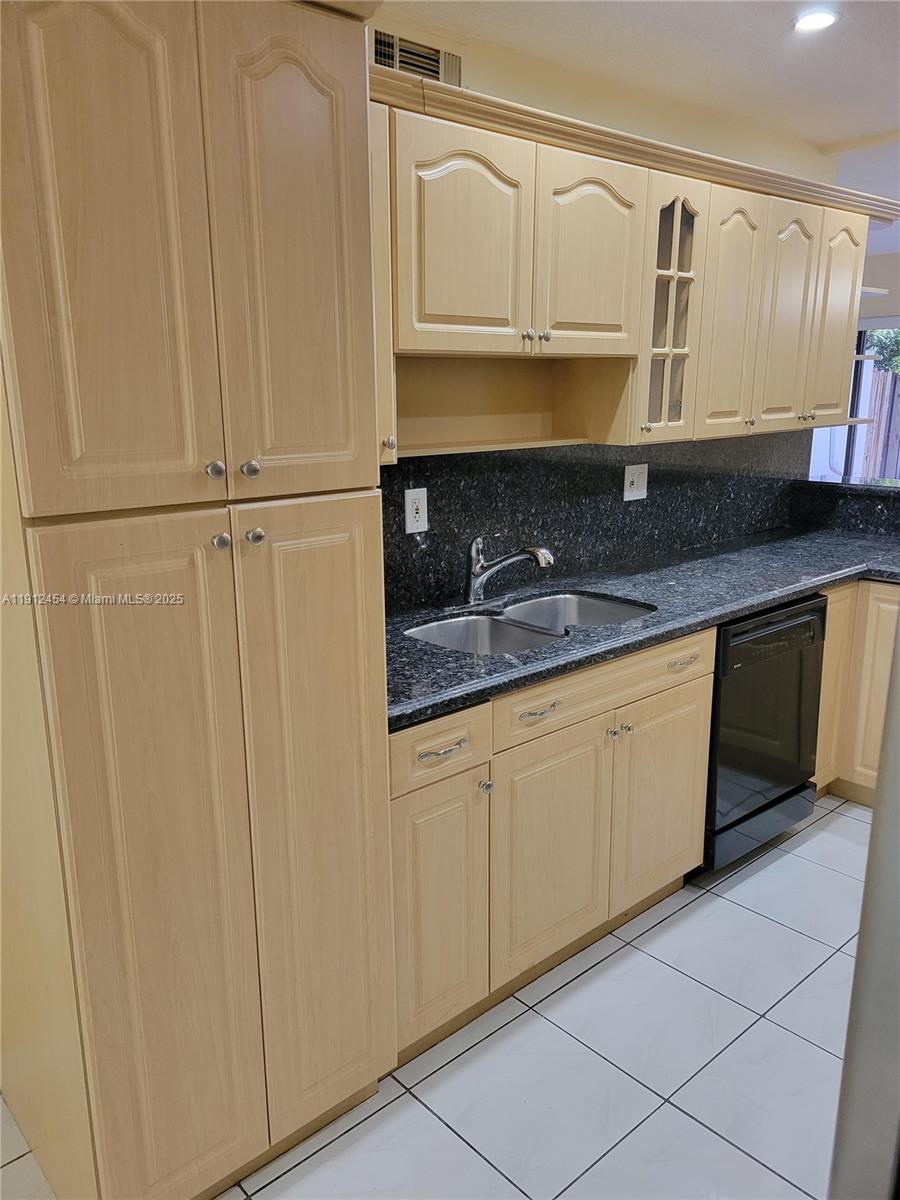 HOLLYWOOD GARDENS CONDOMI - Residential Lease